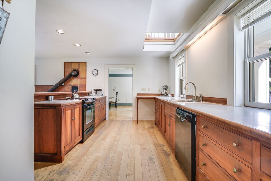More Photos Of 3 Elm Hill Rd, Peterborough Freestanding For Sale