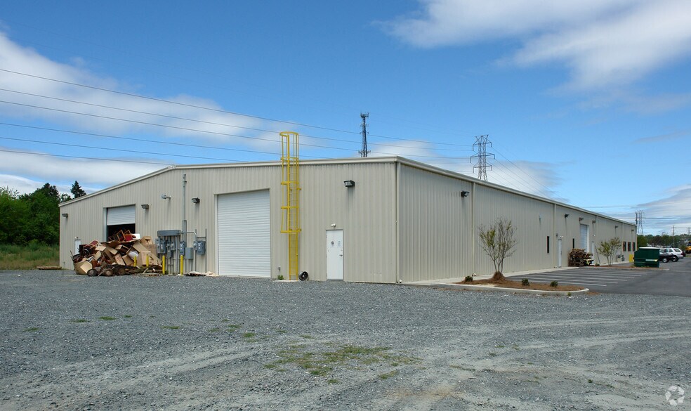 More Photos Of 2400 W Clemmonsville Rd, Winston-Salem Warehouse For Lease