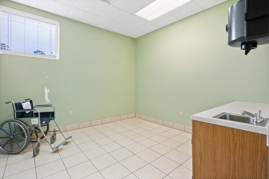 More Photos Of 2255 Dunn Ave, Jacksonville Medical For Lease