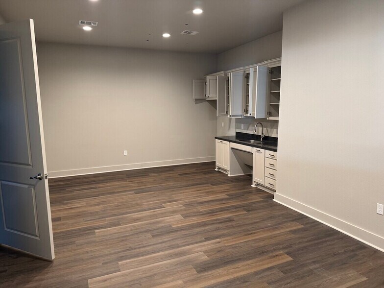 More Photos Of 8240 Bo Alfred Pl, Beaumont Warehouse For Lease