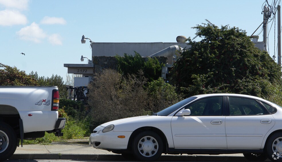 More Photos Of 2572-2578 Grant Ave, San Lorenzo Warehouse For Sale