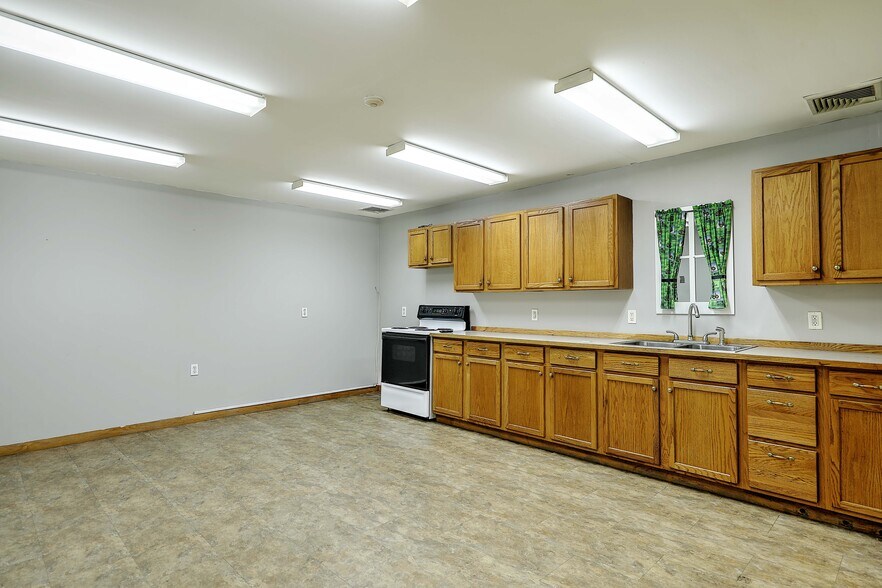 More Photos Of 1055 E Main Rd, Portsmouth Warehouse For Lease