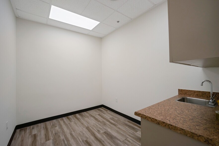 More Photos Of 1510 W Horizon Ridge Pky, Henderson Unknown For Lease