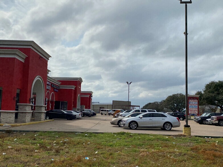 More Photos Of 19125 W Little York Rd, Katy Storefront For Lease