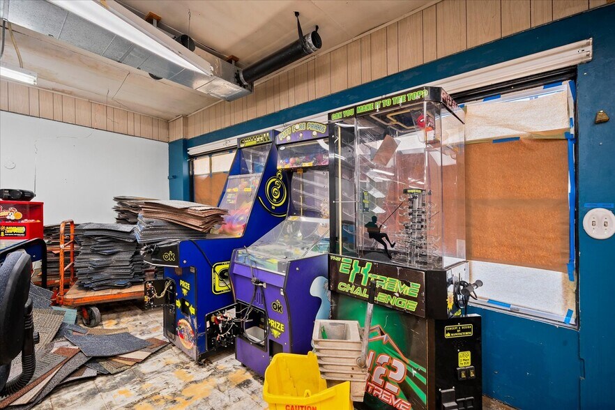 More Photos Of 120-124 E Crawford St, Deer Park Freestanding For Sale