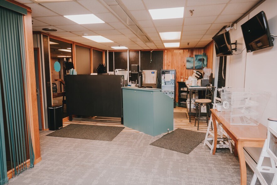 More Photos Of 136 Center St, Old Town Office For Sale
