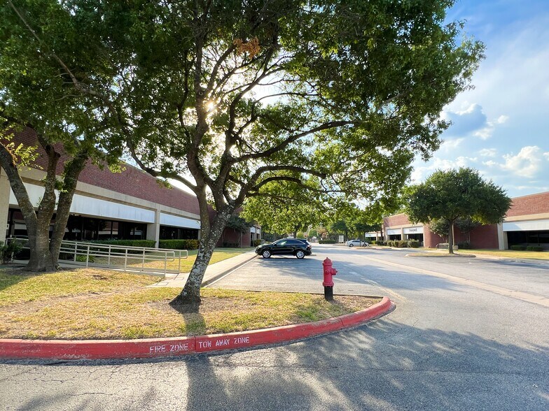 More Photos Of 3019 Alvin Devane Blvd, Austin Unknown For Lease