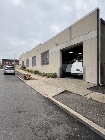 More Photos Of 96 Nassau Rd, Roosevelt Industrial For Lease