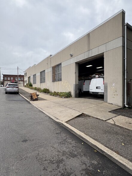 More Photos Of 96 Nassau Rd, Roosevelt Industrial For Sale