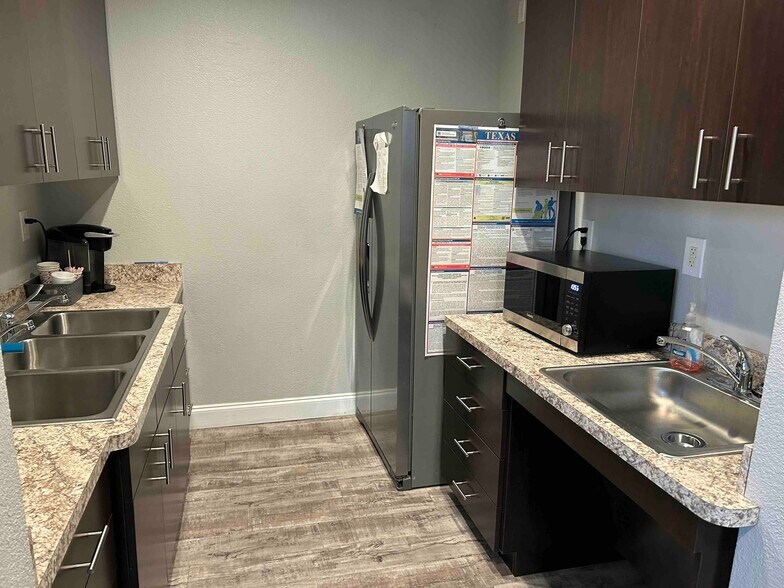 More Photos Of 7148 Trail Lake Dr, Fort Worth Medical For Sale