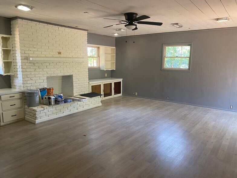 More Photos Of 404 N Henderson Blvd, Kilgore Office For Lease