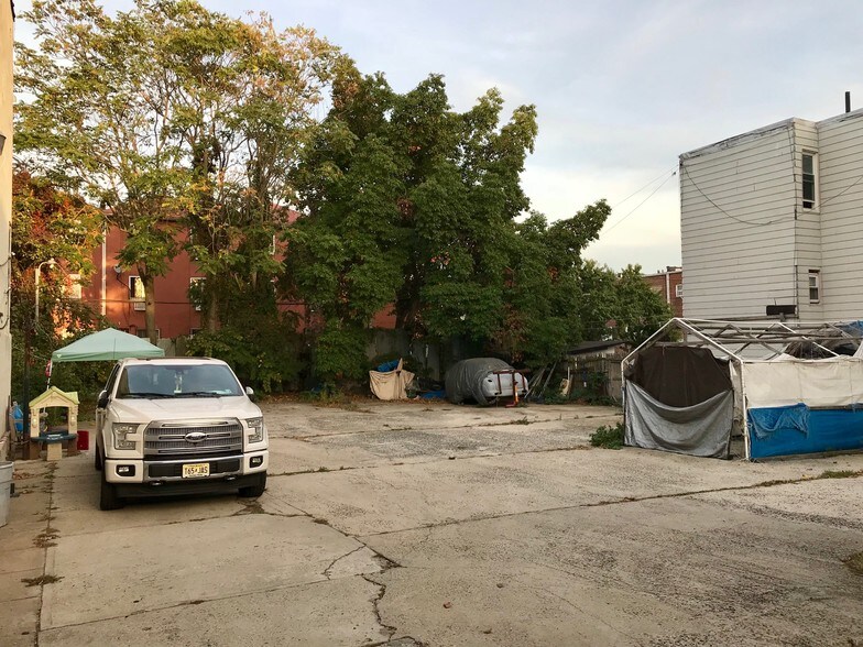 More Photos Of 601 Pine St, Brooklyn Apartments For Sale