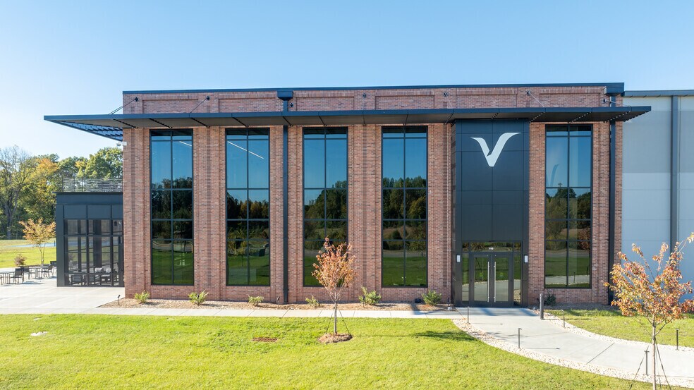 More Photos Of 110 Langtree Campus Dr, Mooresville Showroom For Lease