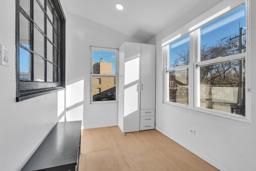 More Photos Of 3307 W Irving Park Rd, Chicago Office Residential For Sale