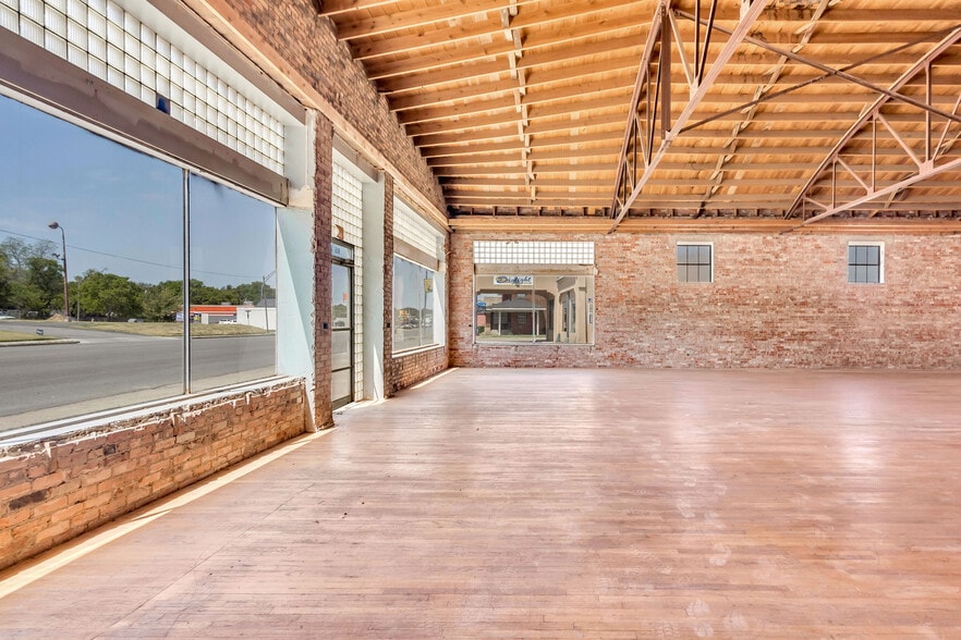 More Photos Of 815 W Broadway St, Ardmore Freestanding For Sale