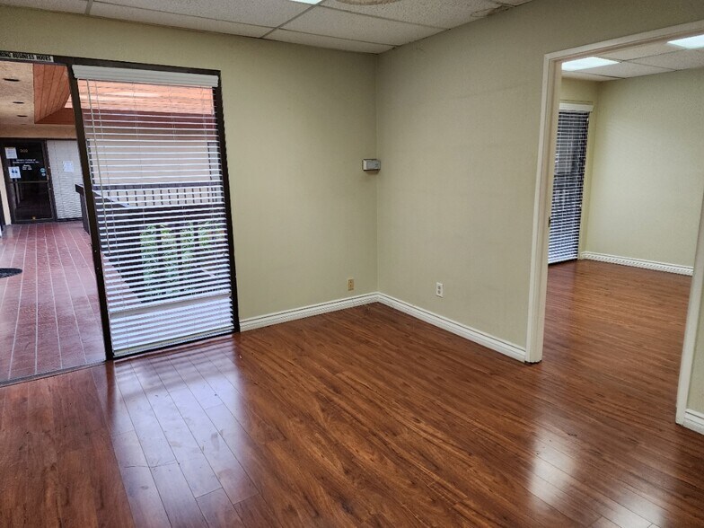More Photos Of 7041 Owensmouth Ave, Canoga Park Office For Sale