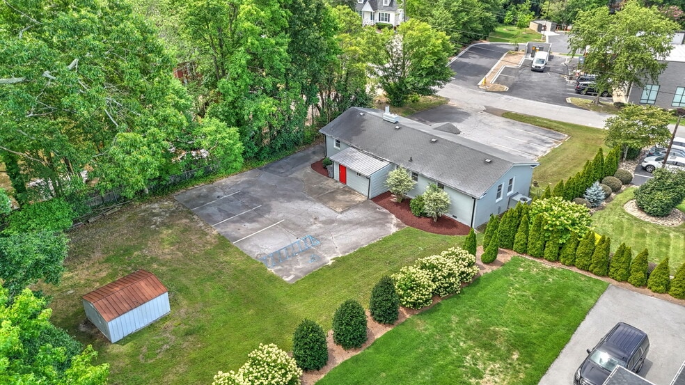 More Photos Of 1 Elizabeth Dr, Greenville Freestanding For Sale