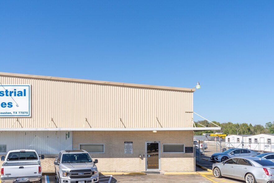 More Photos Of 8412 Mosley Rd, Houston Warehouse For Sale