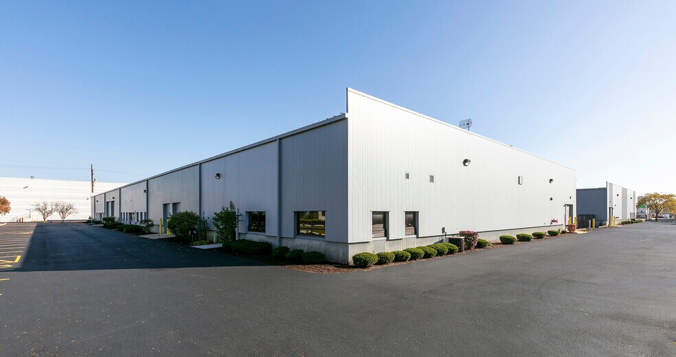 Primary Photo Of 900 Paramount Pky, Batavia Warehouse For Lease