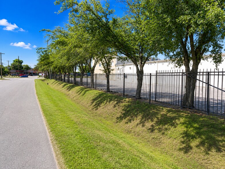 More Photos Of 5800 Airline Dr, Houston Flex For Lease