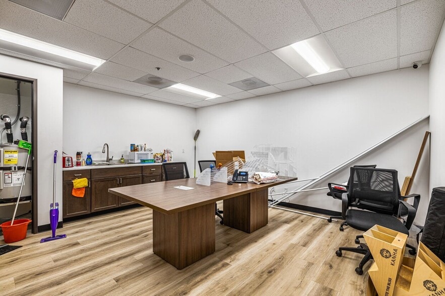 More Photos Of 560 S Williams Rd, Palm Springs Showroom For Sale