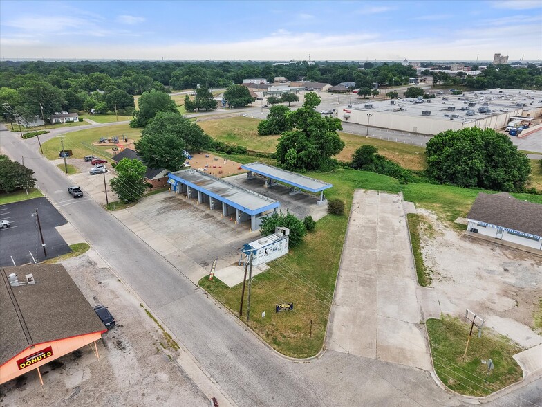 More Photos Of 223 Oaklawn Ave, Corsicana Carwash For Sale
