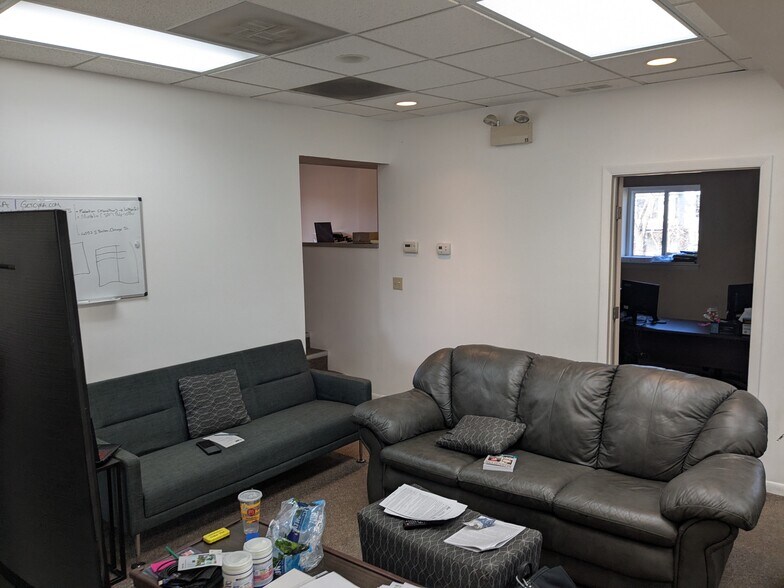 More Photos Of 6575-6577 N Avondale Ave, Chicago Service For Lease