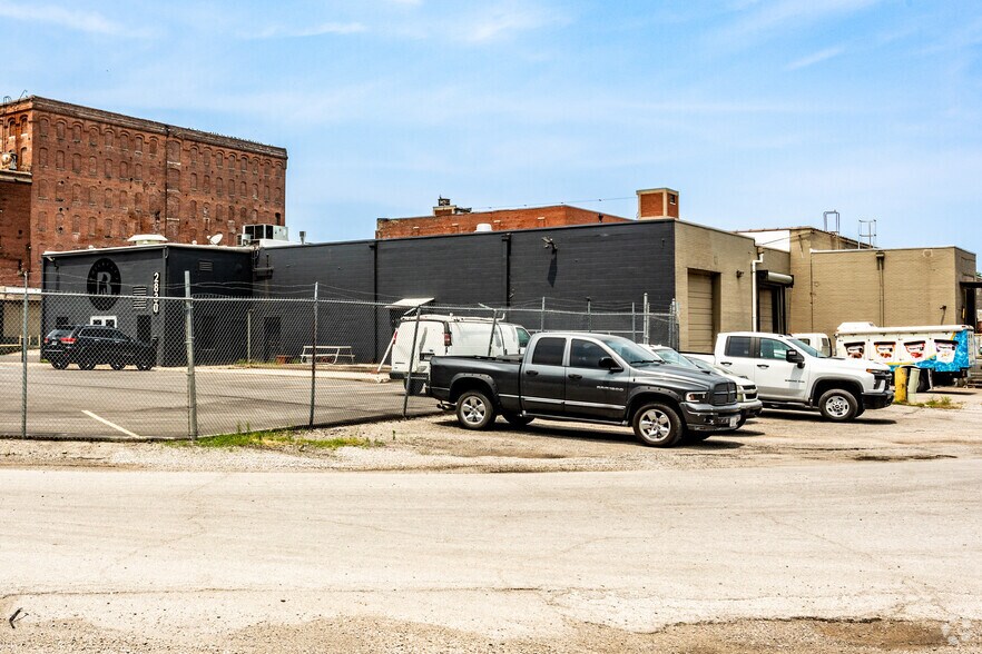 More Photos Of 2840 Guinotte Ave, Kansas City Warehouse For Lease