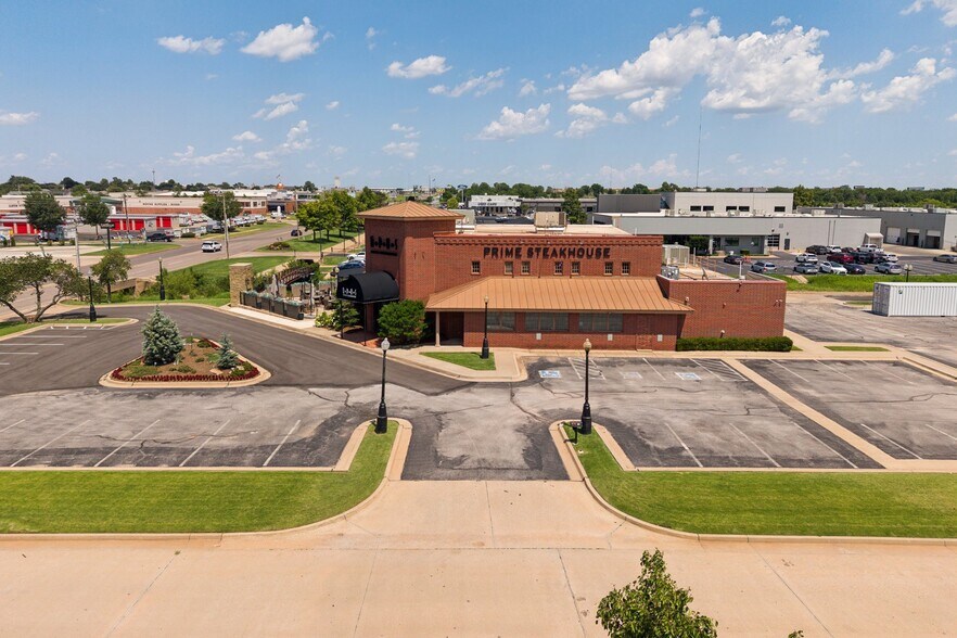 More Photos Of 800 W Memorial Rd, Oklahoma City Restaurant For Sale