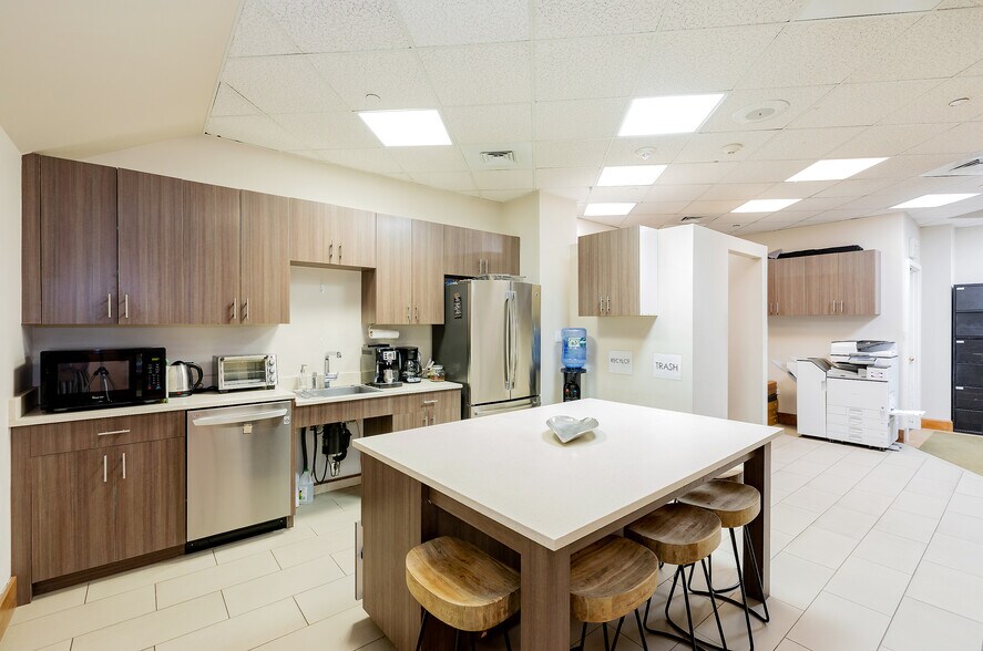 More Photos Of 136 E Thomas Pl, Beaver Creek Hotel For Lease