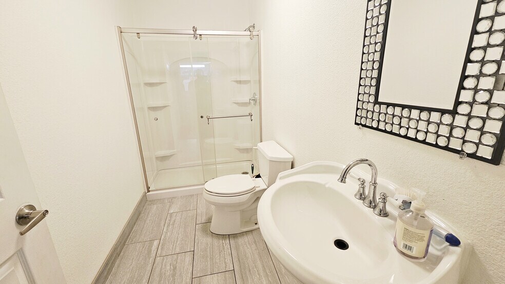 More Photos Of 306-308 Roberts Ln, Bakersfield Storefront Retail Residential For Sale