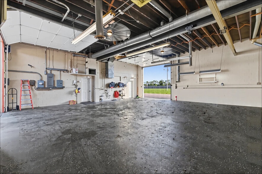 More Photos Of 8708 N 28th Ave, Omaha Light Manufacturing For Sale
