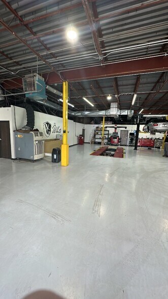 More Photos Of 10640-10650 Gateway Blvd, Creve Coeur Light Distribution For Lease