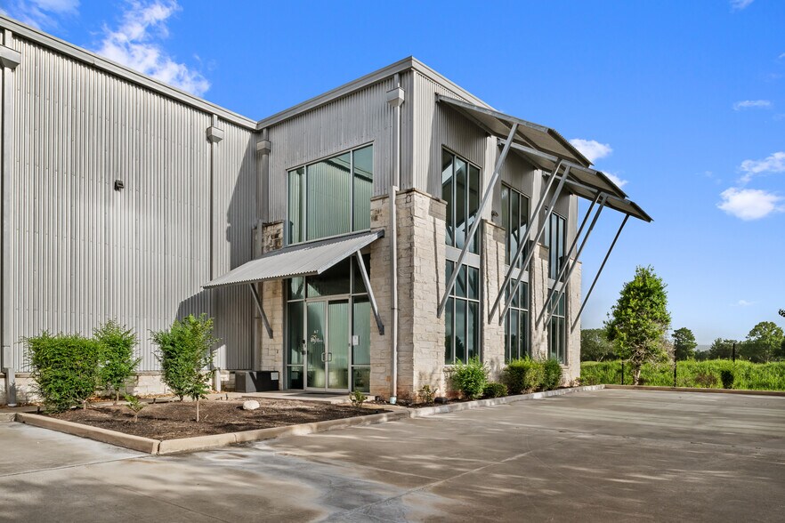 More Photos Of 18000 Groeschke Rd, Houston Airplane Hangar For Lease