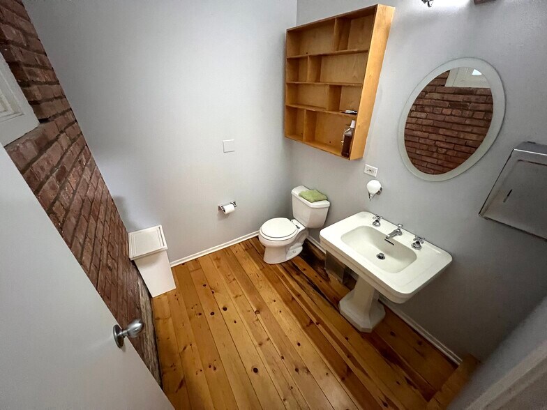 More Photos Of 1250 W Augusta Blvd, Chicago Showroom For Lease