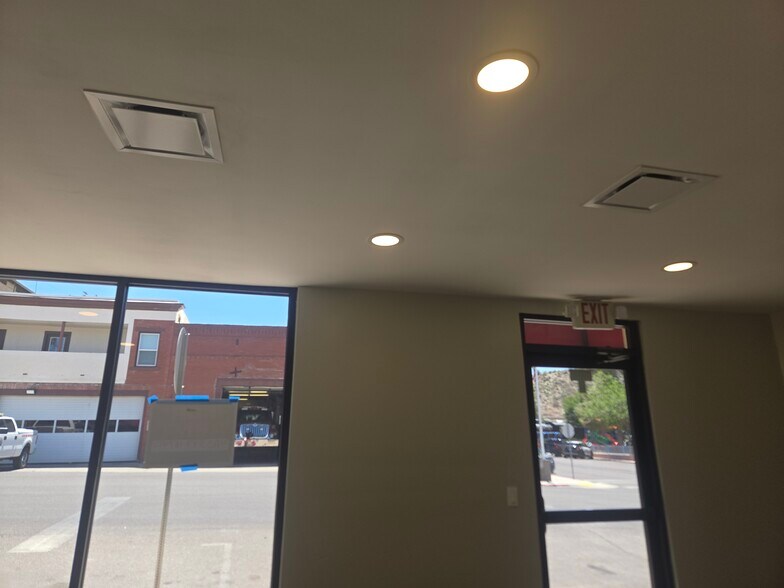 More Photos Of 191 W Cedar St, Globe Restaurant For Lease