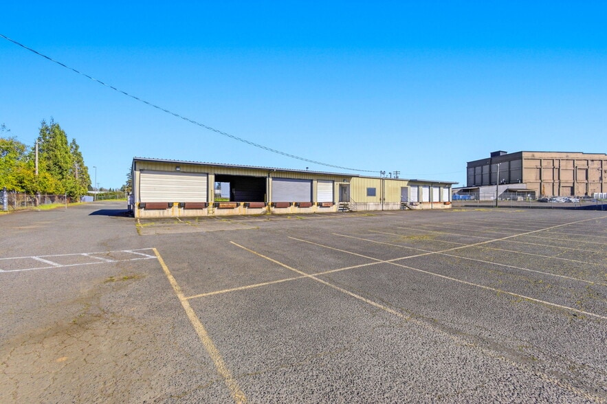 More Photos Of 3010-3012 Industrial Way NE, Salem Distribution For Lease