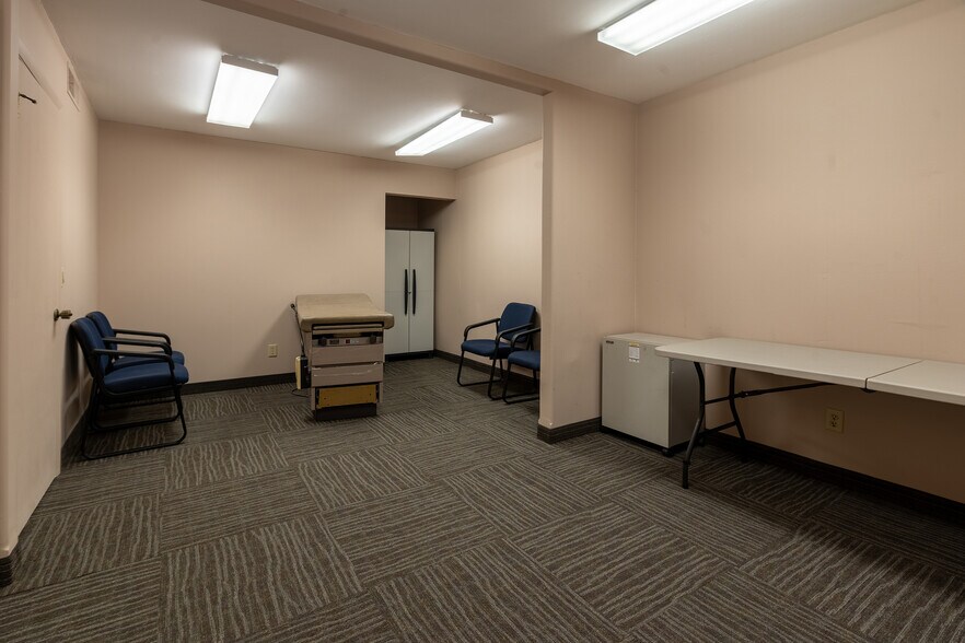 More Photos Of 808 W Prairie St, Marion Office For Sale