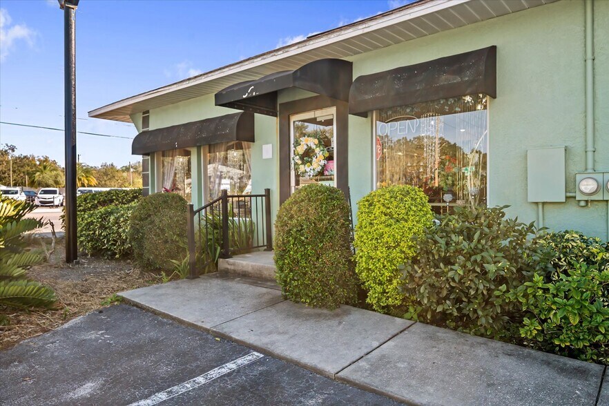 More Photos Of 13642 N Florida Ave, Tampa Freestanding For Sale