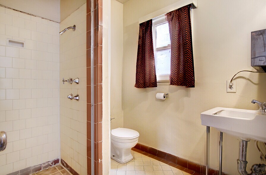 More Photos Of 5251 Hollywood Blvd, Los Angeles Hotel For Sale