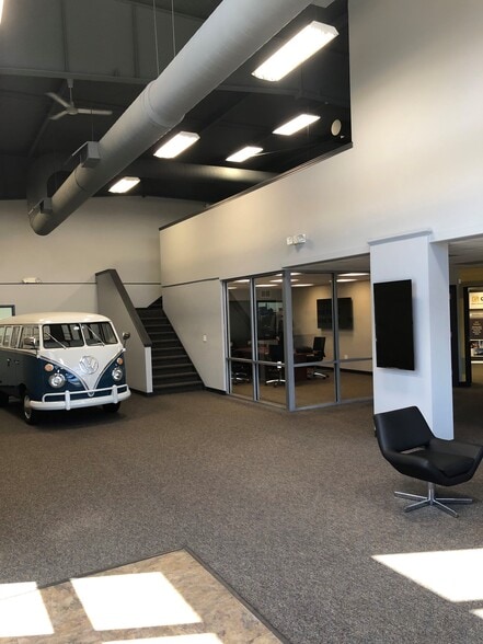 More Photos Of 57 Gasoline Aly, Indianapolis Warehouse For Lease