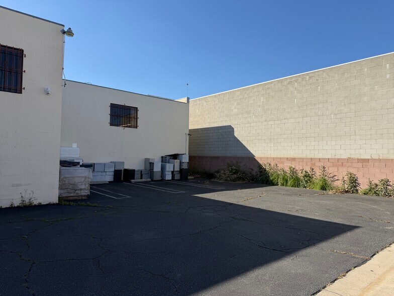 More Photos Of 7700-7704 Kester Ave, Van Nuys Warehouse For Lease