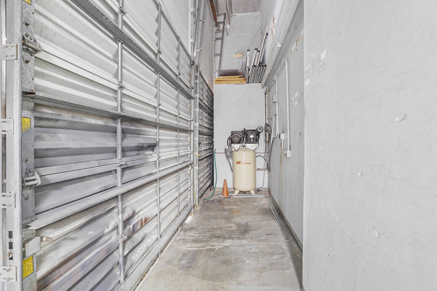 More Photos Of 8200-8358 NW 30th Ter, Doral Warehouse For Lease