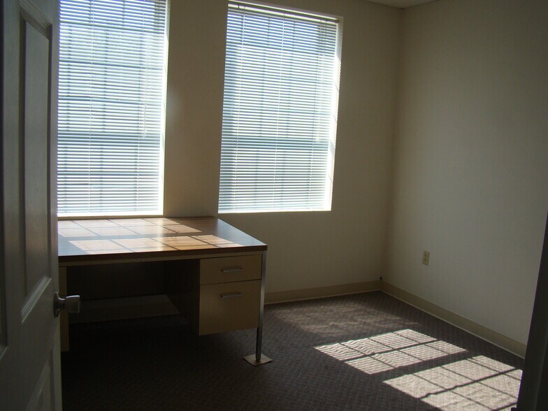 More Photos Of 619 W Main St, Carnegie Flex For Lease