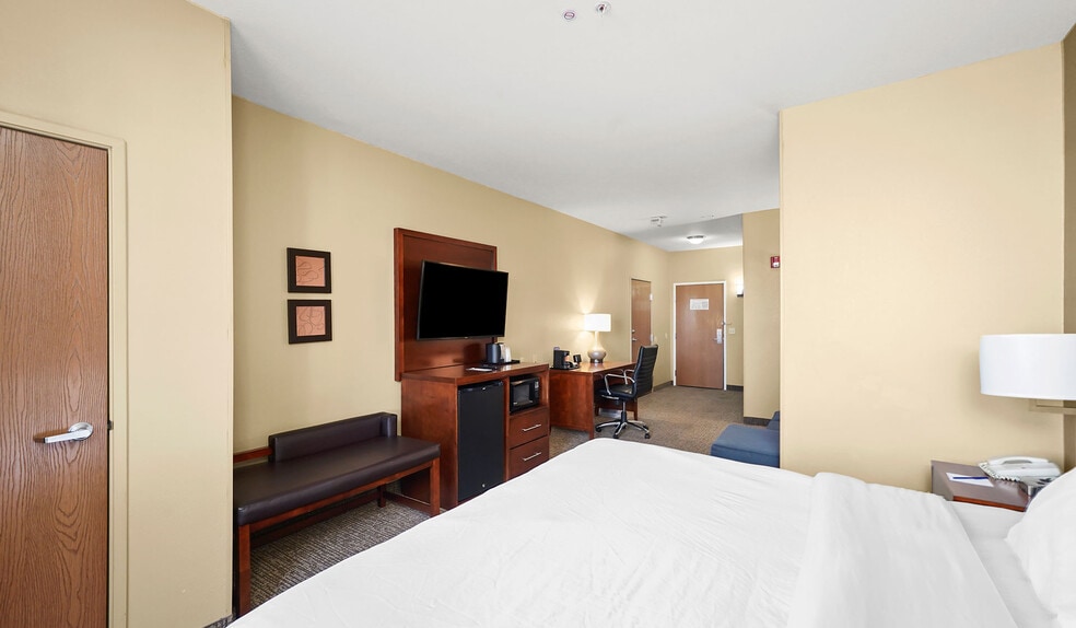 More Photos Of 725 Paradise Ln, Johnson Creek Hotel For Sale