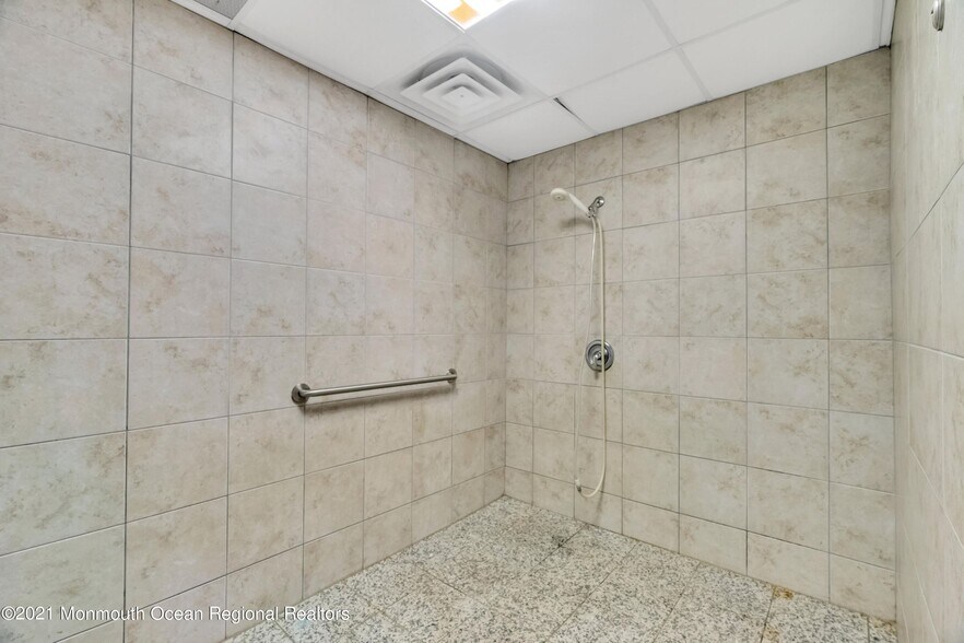 More Photos Of 2101 Lake Rd, Manchester Medical For Sale