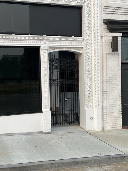 More Photos Of 433 Madison Ave, Memphis General Retail For Sale