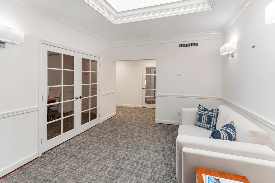 More Photos Of 214 Brazilian Ave, Palm Beach Office For Lease