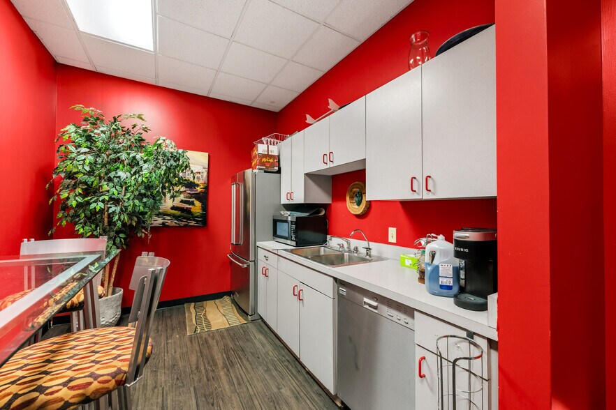 More Photos Of 475 S Broadway St, Denver Freestanding For Sale