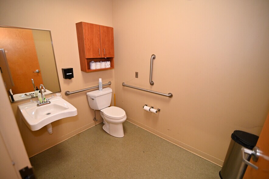 More Photos Of 2960 Technology Pl, Waldorf Research And Development For Lease